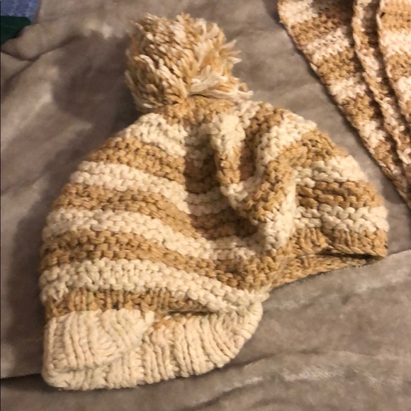 Women’s American Eagle Scarf and Hat Set - Picture 3 of 6